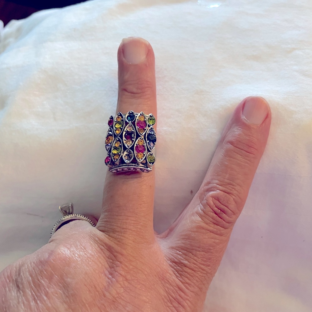 Costume jewelry expandable size ring.